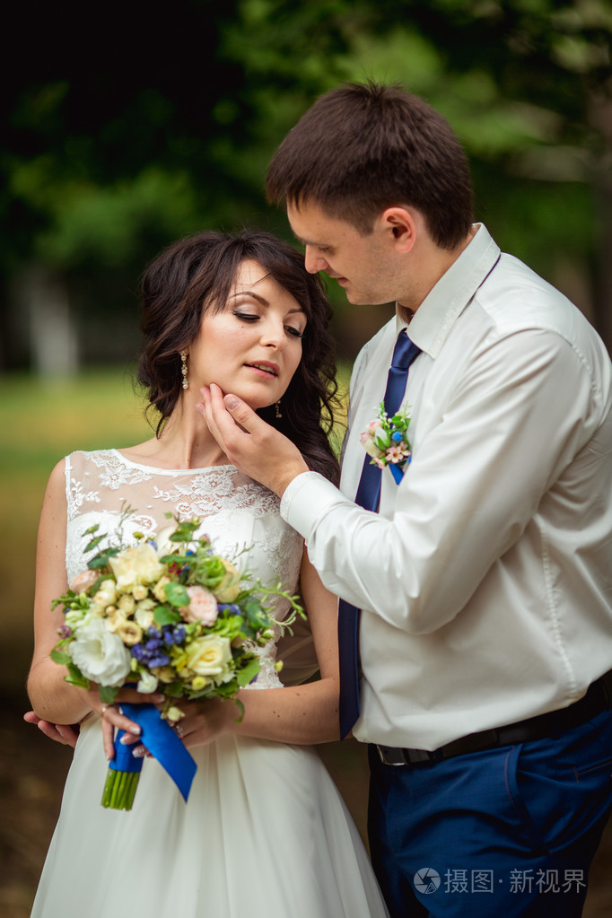 在自己的婚礼上新郎和新娘照片-正版商用图片0f5j36-摄图新视界
