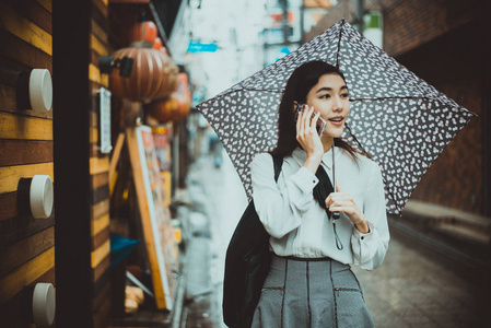 美丽的日本女孩在东京漫步。关于青少年的概念