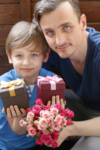 丈夫和儿子送给妈妈鲜花和礼物