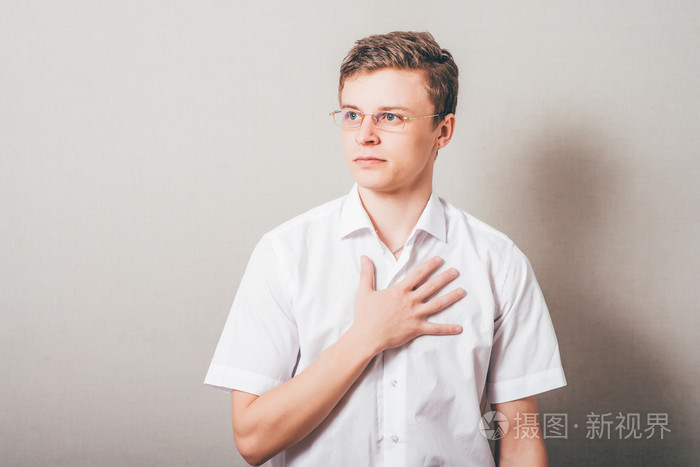 男人牵着的手在他的胸口