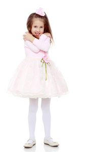 优雅的小女孩，穿着粉红色的连衣裙