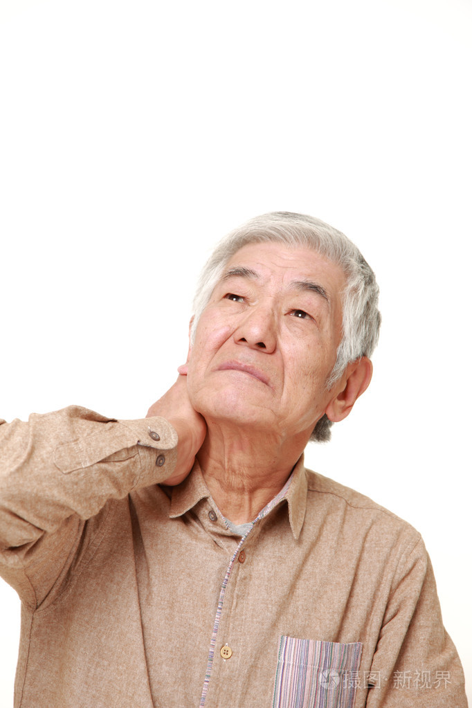日本老人患有颈部疼痛