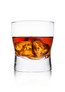 典雅的威士忌杯配冰块