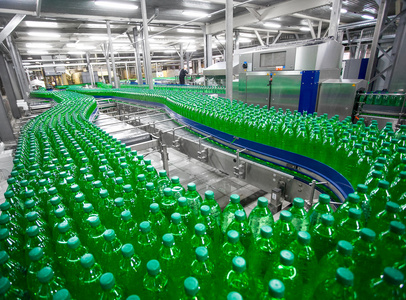 在工厂生产线上的塑料瓶图片