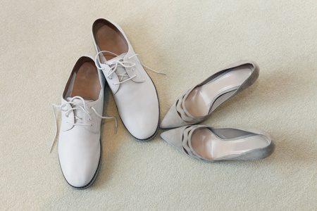 白鞋新郎和新娘的鞋