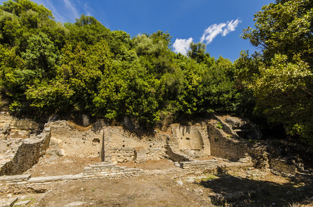 查看在古代城市俯视在阿尔巴尼亚的废墟