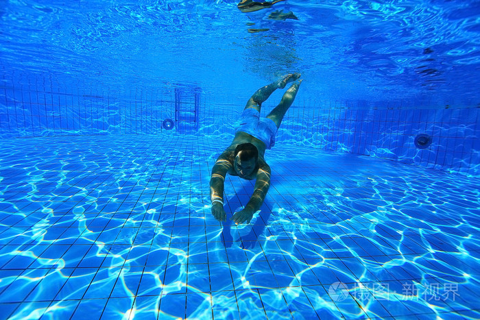 男子潜入游泳池