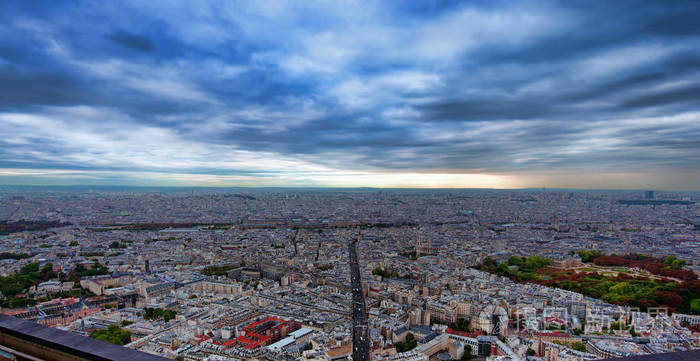 在阴天的巴黎城市天际线全景.从建筑物顶部鸟瞰图