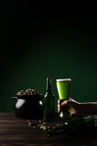 人藏品玻璃绿色啤酒的被裁剪的形象, st 帕特里克天概念