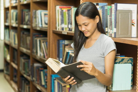 严重的男性学生阅读图片