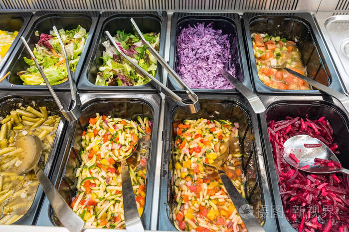 在一家餐厅自助餐多彩沙拉