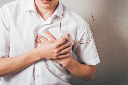 男人把他的手放在他的胸口照片