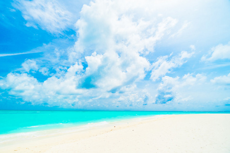 美丽的海滩和大海在马尔代夫岛