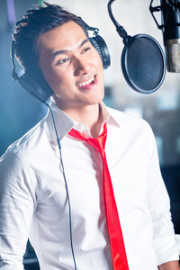 生产在录音室歌曲的亚洲男歌手图片