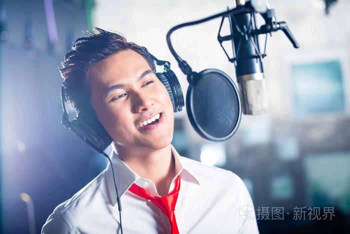 生产在录音室歌曲的亚洲男歌手照片-正版商用图片0f6889-摄图新视界
