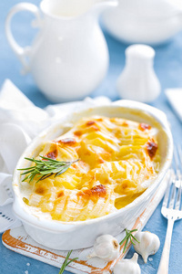 烤马铃薯焗与大蒜, 奶油和奶酪, 传统的法国料理。白色背景