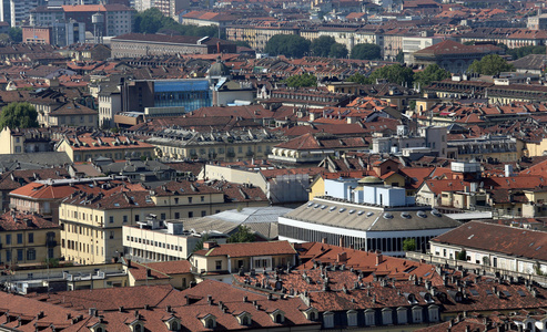 欧洲大都市与许多屋顶鸟瞰图