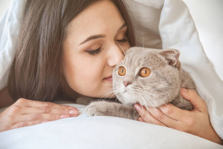 可爱猫咪的年轻女子