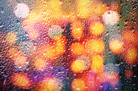 滴的雨水与焦灯玻璃。抽象的模糊的 b
