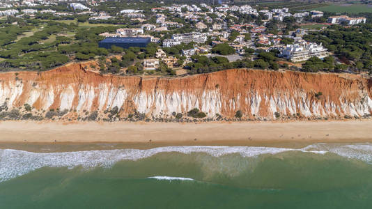 空中的岩石和悬崖海景海岸著名的 Falesia 海滩, 阿尔加维