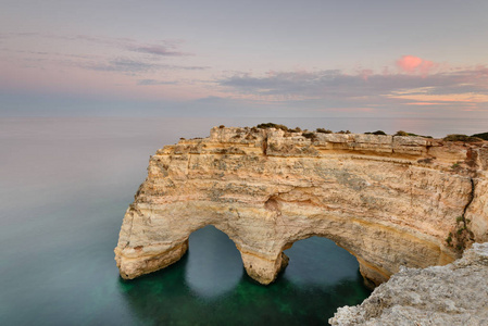 在葡萄牙阿尔加维的 Marinha 海滩, 令人惊叹的日落。风景与强烈颜色的一个主要假日目的地在欧洲。夏季旅游景点