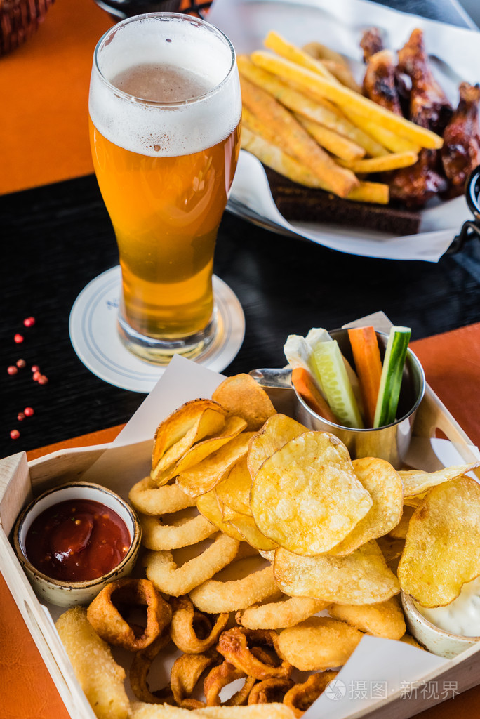 啤酒的开胃菜在酒吧