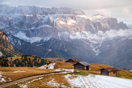 dolomities 阿尔卑斯山的木山寨意大利