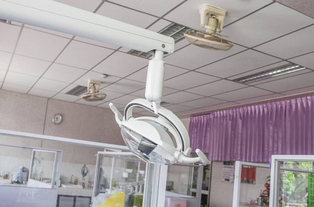 灯有腿在牙科诊所内部牙医办公室医疗保健医学