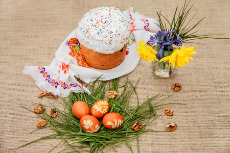 复活节蛋糕和彩色的鸡蛋