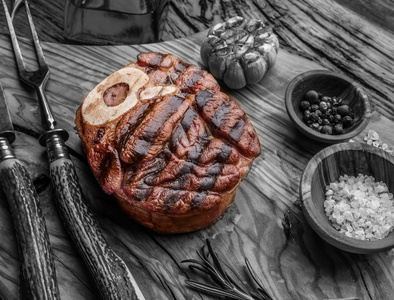 与上一个木制托盘的香料牛肉牛排