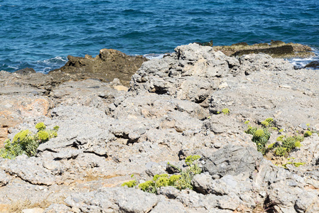 克里特岛上起伏的岩石海岸