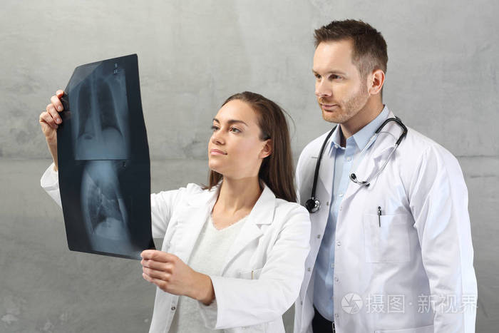医生们正在看病人的 x 光照片。