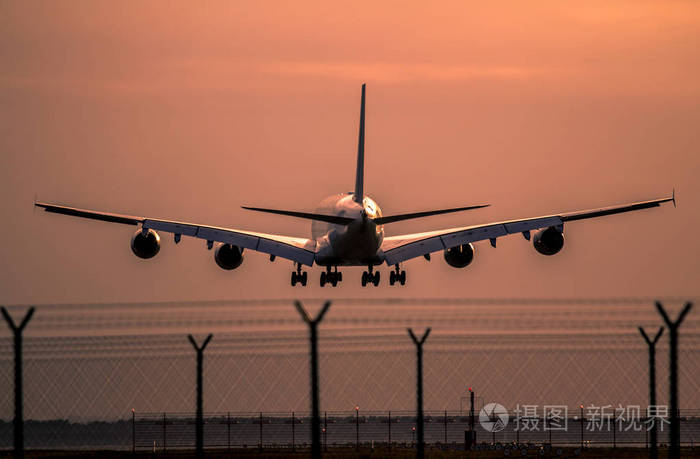 飞机降落在日落