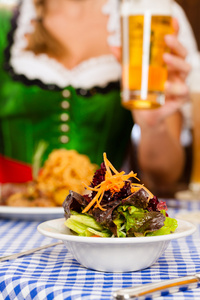 传统巴伐利亚人在餐馆或PU吃饭
