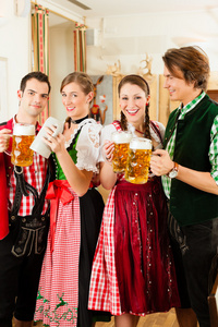 传统巴伐利亚人在餐馆或酒吧的人