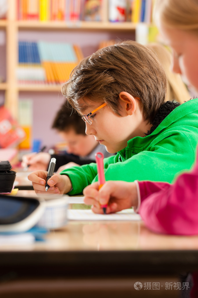 在校学生做家庭作业