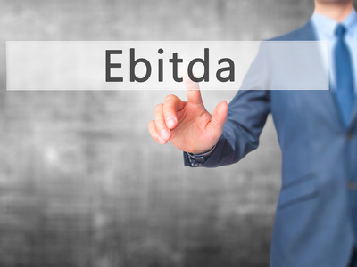 Ebitda商人的手按下按钮上触摸屏接口