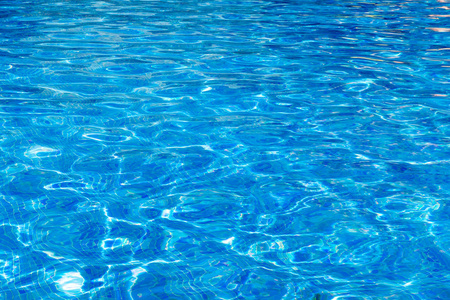 蓝色游泳池, 泳池里的水背景
