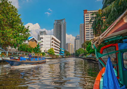 河船运送乘客和下来超海傍河，曼谷，泰国旅游