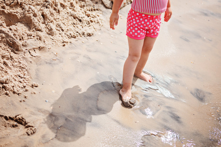 在海滩上玩的小女孩