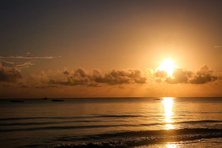 傍晚在海滩上的日落。日出在海上美丽。香格里拉