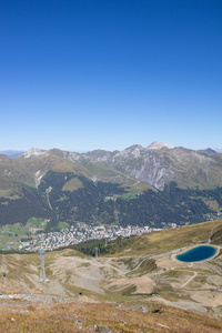 从山詹姆斯霍恩到达沃斯  湖在 Graubuenden 在瑞士在夏季达沃斯的视图