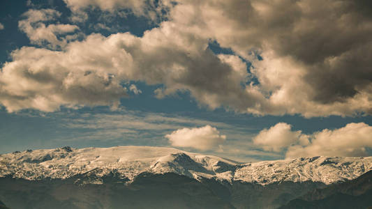 天空和山与雪风景, 希腊