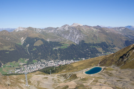 从山詹姆斯霍恩到达沃斯  湖在 Graubuenden 在瑞士在夏季达沃斯的视图