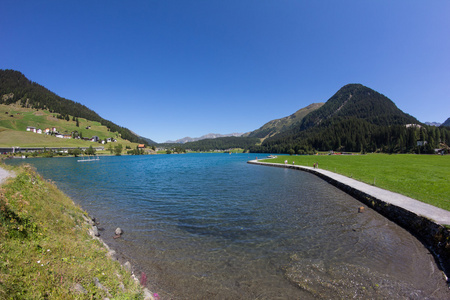 湖中 Graubuenden 瑞士达沃斯夏季查看