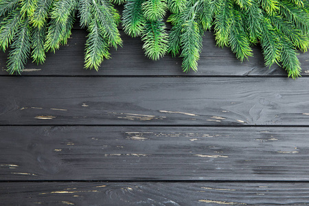 木制板上圣诞杉木树