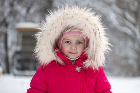冬天的大毛皮帽里的小可爱女孩