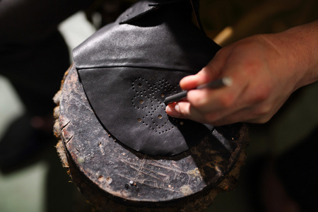 鞋匠缝制鞋照片