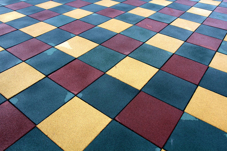 地板覆盖着五颜六色的瓷砖