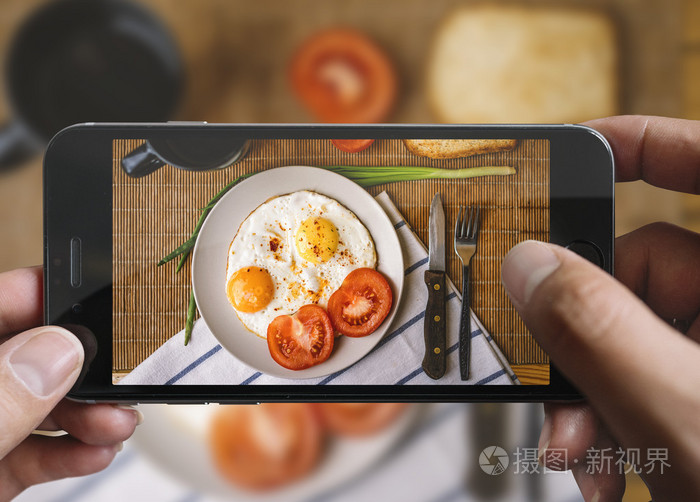 煎的鸡蛋早餐用手机拍照